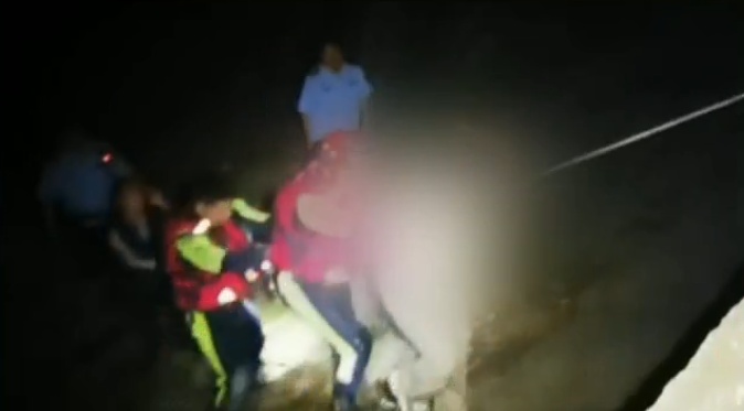 危险！男子突然倒车撞上后车，又弃车逃跑，跳入江中！这番操作是为啥？