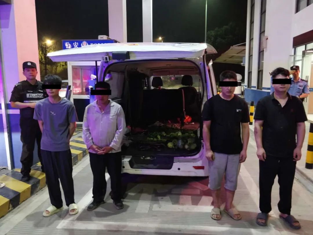 路过海宁检查站的面包车上，四人满腿是泥，一查……