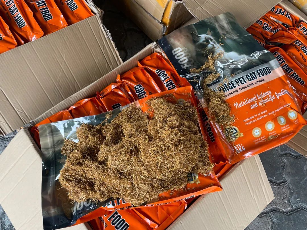广州海关查获一批夹藏出口的香烟烟丝，重3200千克，查验时发现外包装为猫粮