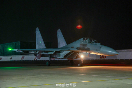 高清大图！直击战机跨昼夜飞行训练