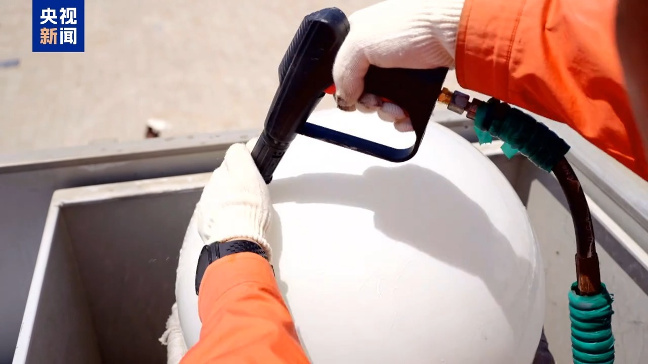 天安门广场、长安街华灯全面清扫检修 今年有新变化→ 天安门广场、长安街华灯全面清扫检修 今年有新变化→