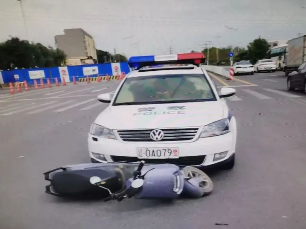 私家车改警车?真“刑”! 私家车改警车?真“刑”!