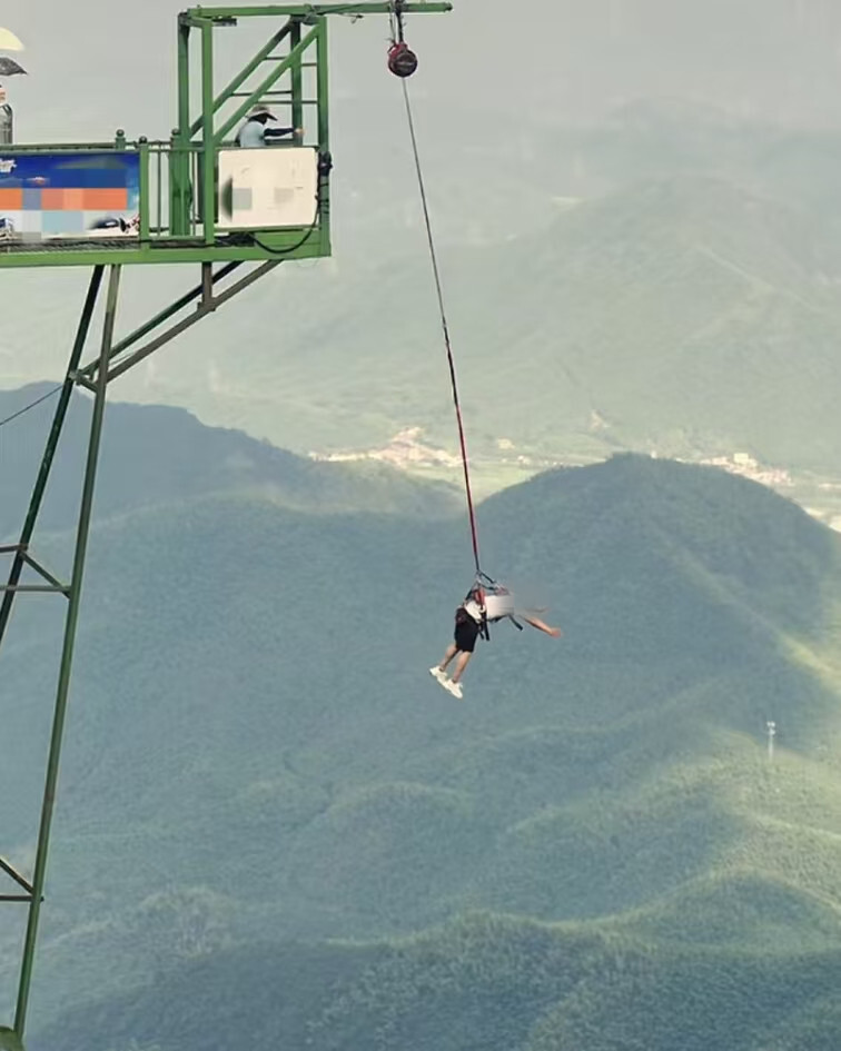 多景区推出“窝囊版”蹦极,跳跃高度二三十米,游客:还有没有更怂的长度? 多景区推出“窝囊版”蹦极,跳跃高度二三十米,游客:还有没有更怂的长度?