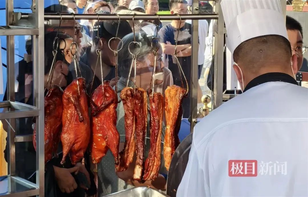 五星级酒店摆小吃摊，半小时售罄！经理：不在乎别人说掉价！