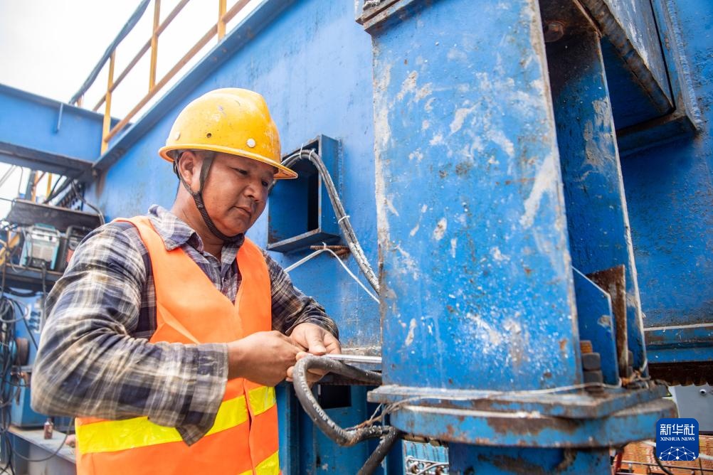成渝中线高铁重庆段最大跨度连续梁顺利合龙