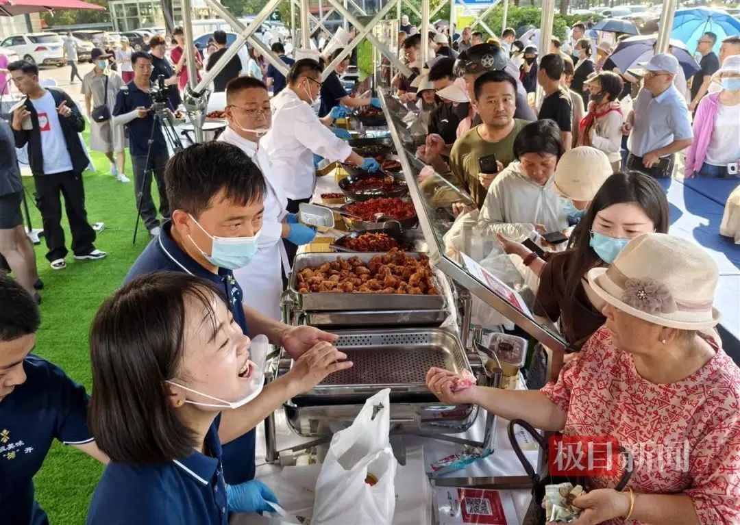 五星级酒店摆小吃摊，半小时售罄！经理：不在乎别人说掉价！