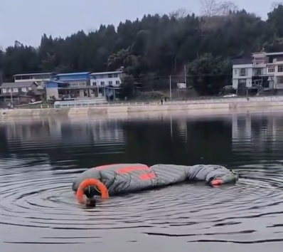 女子的新爱好，让自己“飞”到10余米高树上……