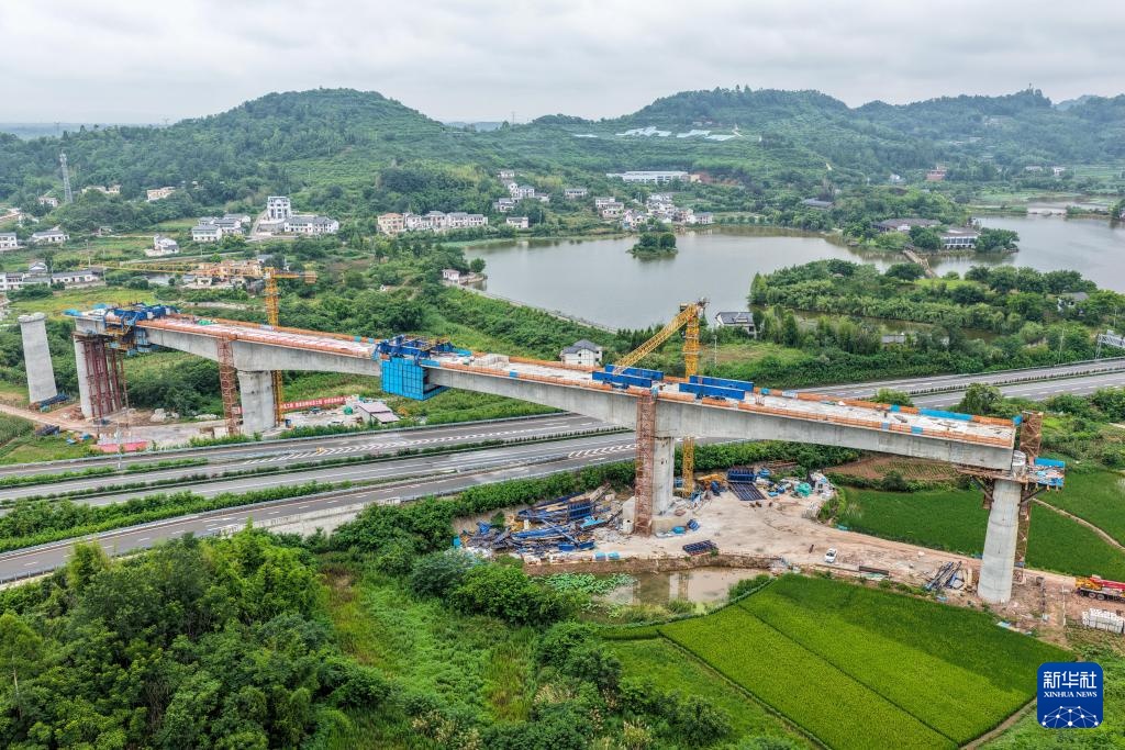 成渝中线高铁重庆段最大跨度连续梁顺利合龙