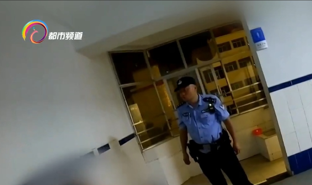 危险！男子突然倒车撞上后车，又弃车逃跑，跳入江中！这番操作是为啥？