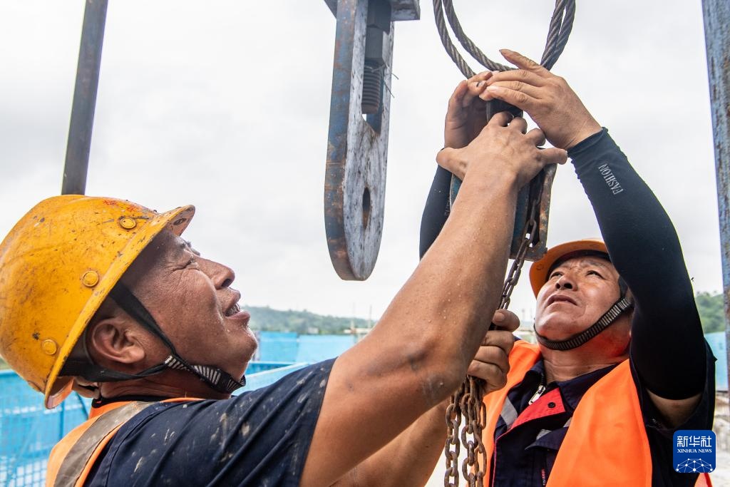 成渝中线高铁重庆段最大跨度连续梁顺利合龙