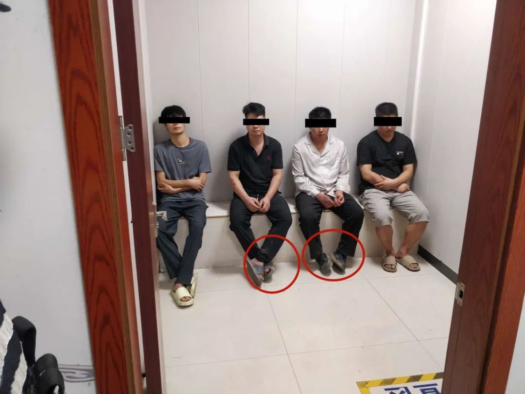 路过海宁检查站的面包车上，四人满腿是泥，一查……