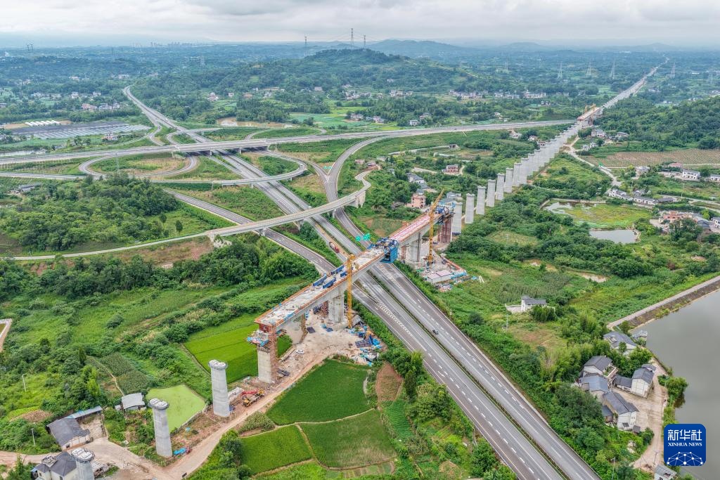 成渝中线高铁重庆段最大跨度连续梁顺利合龙