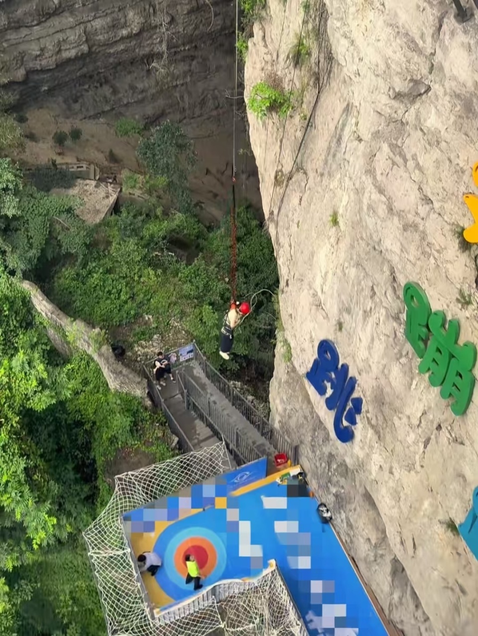 多景区推出“窝囊版”蹦极,跳跃高度二三十米,游客:还有没有更怂的长度? 多景区推出“窝囊版”蹦极,跳跃高度二三十米,游客:还有没有更怂的长度?