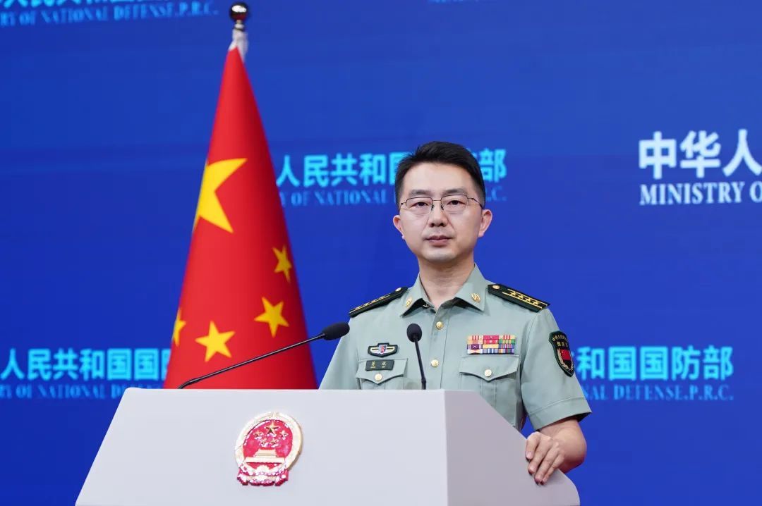 外国船只为防袭击挂五星红旗，国防部回应