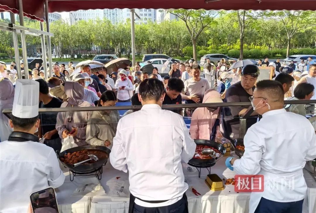 五星级酒店摆小吃摊，半小时售罄！经理：不在乎别人说掉价！