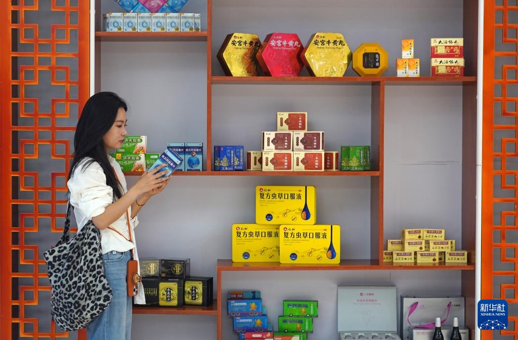 活力中国调研行丨“老药方”邂逅智慧工厂 中医药产业焕新升级 活力中国调研行丨“老药方”邂逅智慧工厂 中医药产业焕新升级