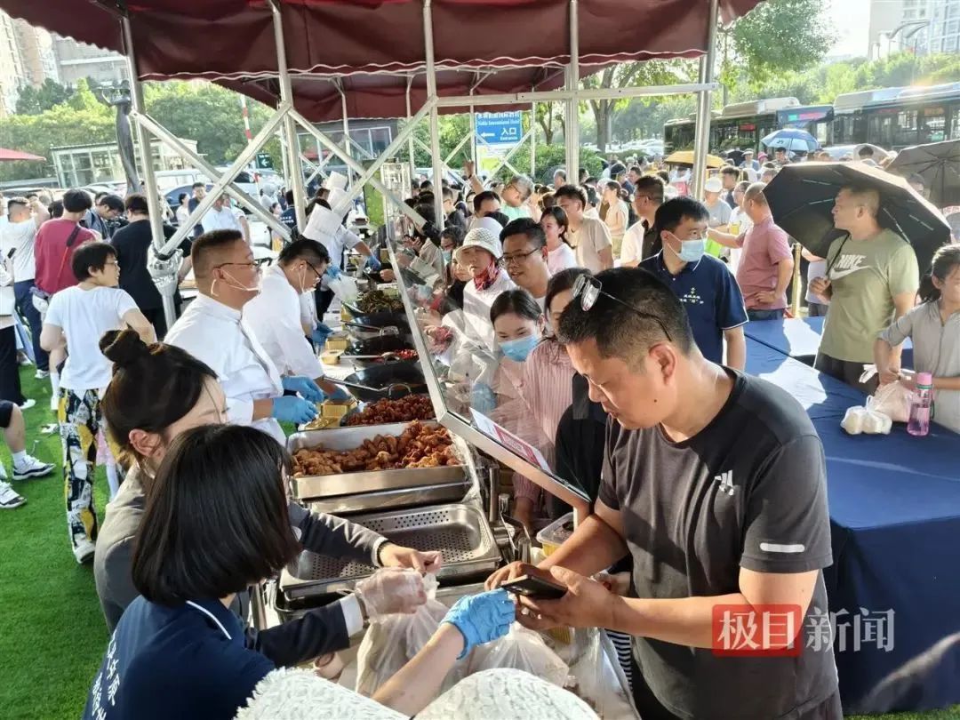 五星级酒店摆小吃摊，半小时售罄！经理：不在乎别人说掉价！