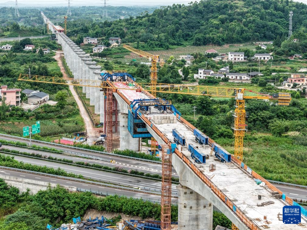 成渝中线高铁重庆段最大跨度连续梁顺利合龙