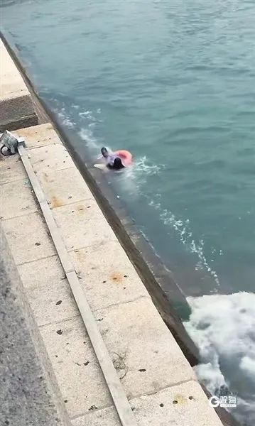 有人掉海里了!“玉米大姨”跃入海中上演生命营救 有人掉海里了!“玉米大姨”跃入海中上演生命营救