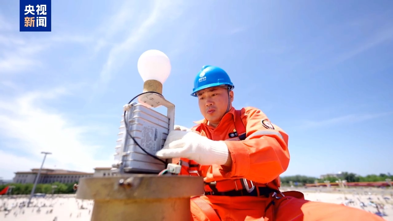 天安门广场、长安街华灯全面清扫检修 今年有新变化→ 天安门广场、长安街华灯全面清扫检修 今年有新变化→
