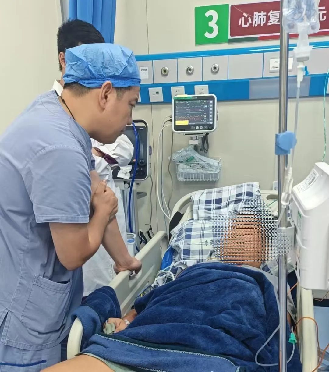 “先救命,没钱我出!”38岁男子病情凶险却说“死了就死了”,医生自掏3万元也要救 “先救命,没钱我出!”38岁男子病情凶险却说“死了就死了”,医生自掏3万元也要救