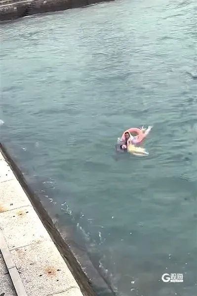 有人掉海里了!“玉米大姨”跃入海中上演生命营救 有人掉海里了!“玉米大姨”跃入海中上演生命营救