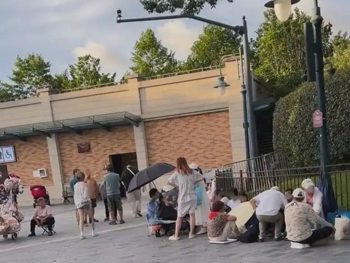 上海迪士尼毛绒玩具遭疯抢！二手价已暴涨好几倍