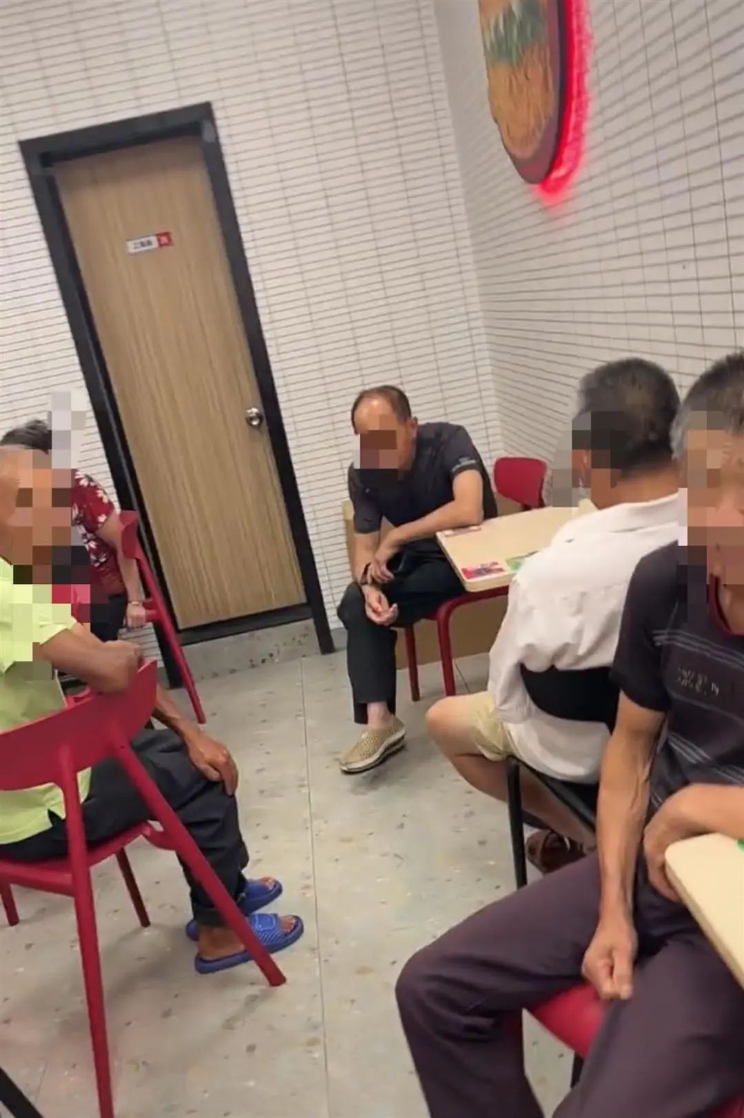 老人快餐店占位蹭空调！店家大喇叭驱赶无果！商家无奈如何化解？