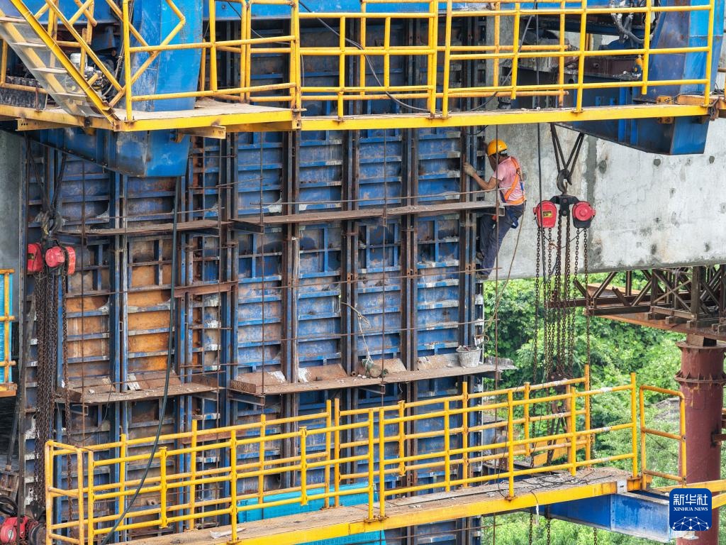 成渝中线高铁重庆段最大跨度连续梁顺利合龙