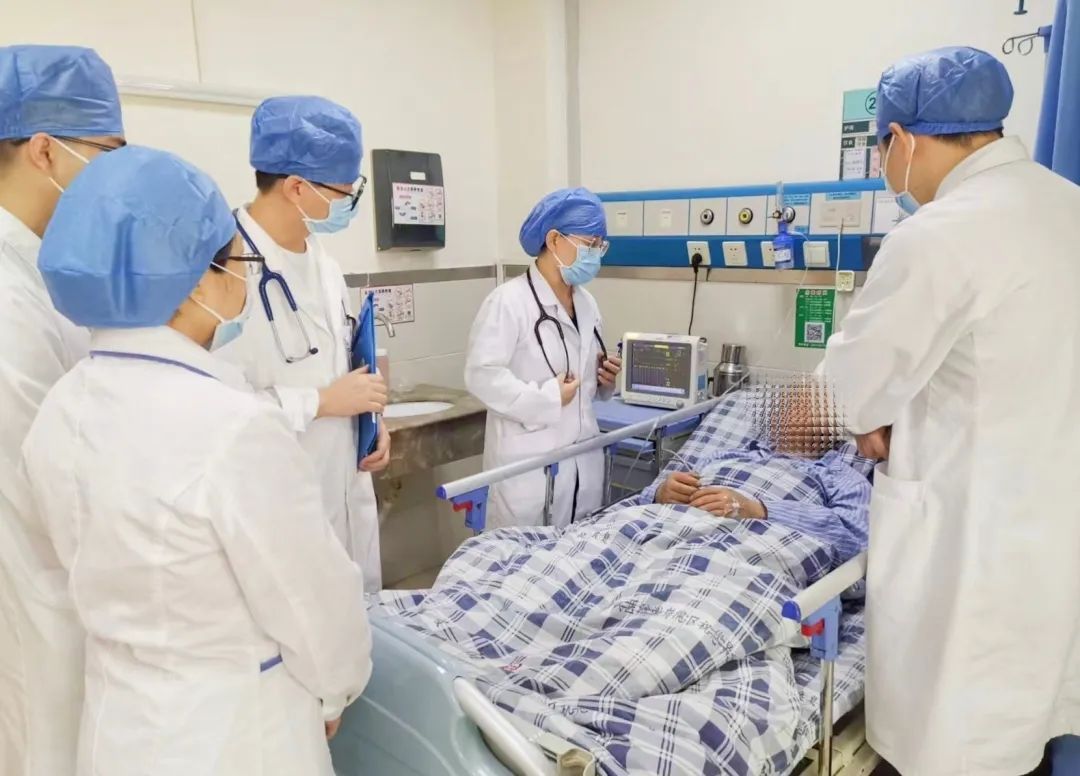 “先救命,没钱我出!”38岁男子病情凶险却说“死了就死了”,医生自掏3万元也要救 “先救命,没钱我出!”38岁男子病情凶险却说“死了就死了”,医生自掏3万元也要救