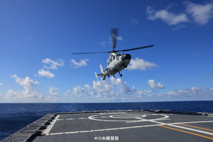 超硬核！战舰劈波斩浪与彩虹同框