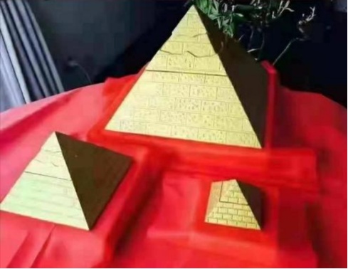 “事业不顺摆它，不发财都难！”“有了它，保你健康平安！”……