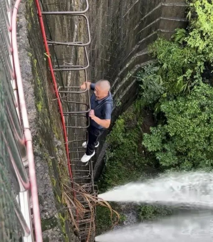 暴雨洪灾中,村支书爬下峭壁 暴雨洪灾中,村支书爬下峭壁