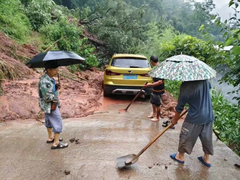 四川宜宾兴文发生一处山体滑坡,失联人员已成功获救 四川宜宾兴文发生一处山体滑坡,失联人员已成功获救