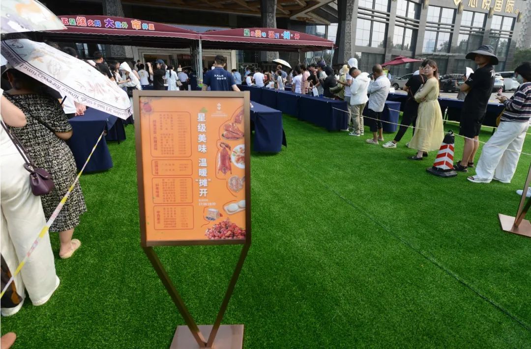 爆了！一小时卖光，排队都抢不到！河南多家星级酒店摆摊火了