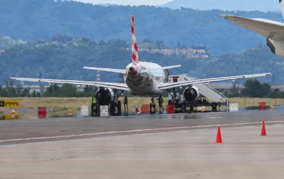 维罗提航空空客A319飞机，准备起飞时，疑有人被吸入飞机发动机！意大利一机场暂停起降