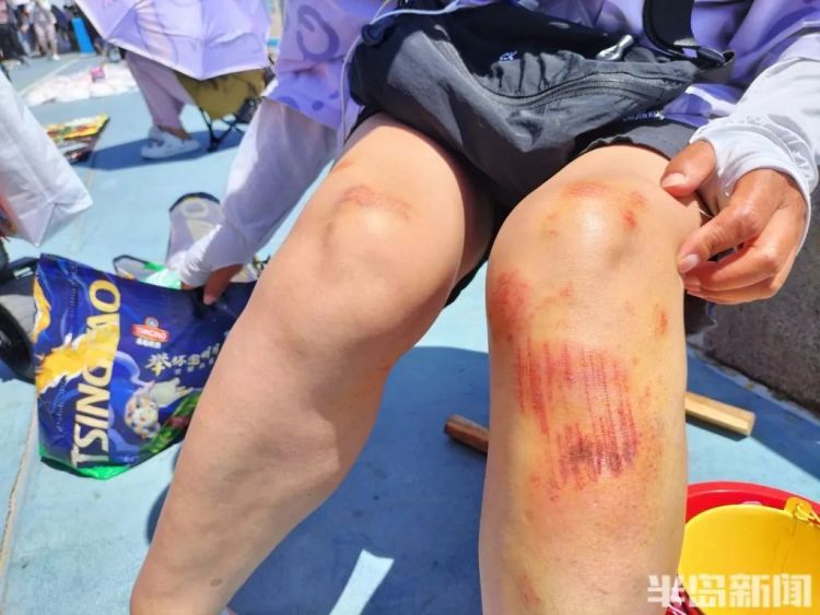 青岛栈桥附近,女孩落水挣扎起伏!57岁“玉米姐”跳海1分钟拽回 青岛栈桥附近,女孩落水挣扎起伏!57岁“玉米姐”跳海1分钟拽回