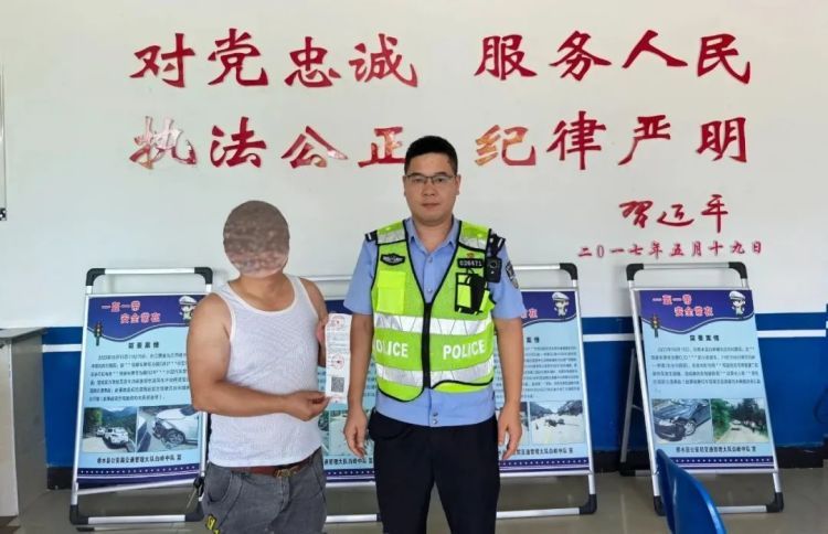 怀抱婴儿驾车,无知男子被处罚! 怀抱婴儿驾车,无知男子被处罚!