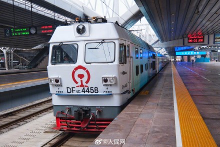 京津冀首列观光旅游列车正式运营