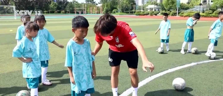 “苏超”队员教踢球！多地暑托班开班 孩子们喜欢这些课