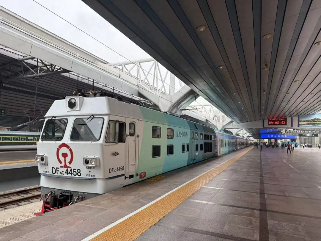 移动观景客厅!京津冀首趟观光旅游列车启程 移动观景客厅!京津冀首趟观光旅游列车启程