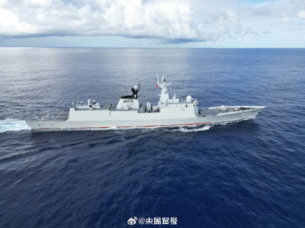 超硬核！战舰劈波斩浪与彩虹同框