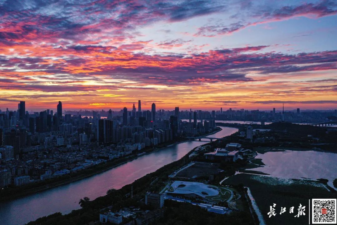 今早武汉上空骤然出现！不少网友直呼“世纪一幕”