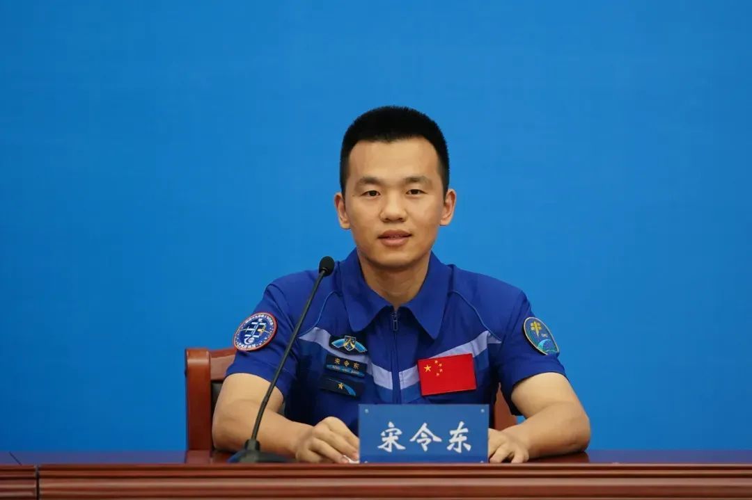 神十九航天员太空归来后首次公开亮相 神十九航天员太空归来后首次公开亮相