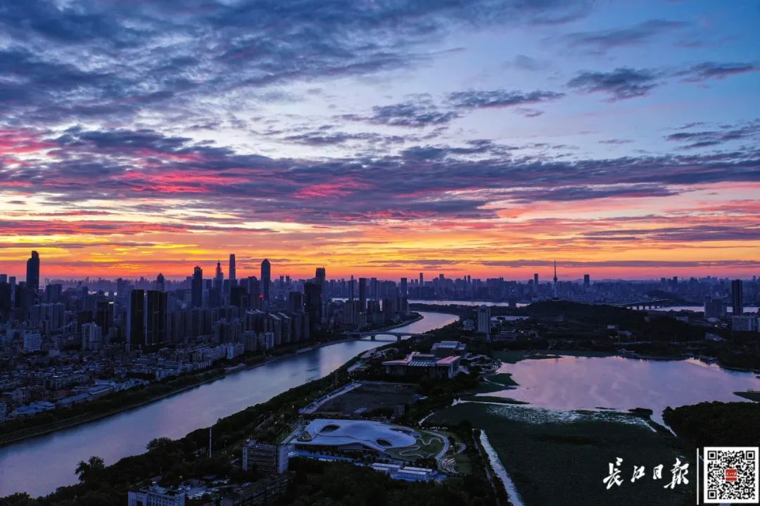 今早武汉上空骤然出现！不少网友直呼“世纪一幕”