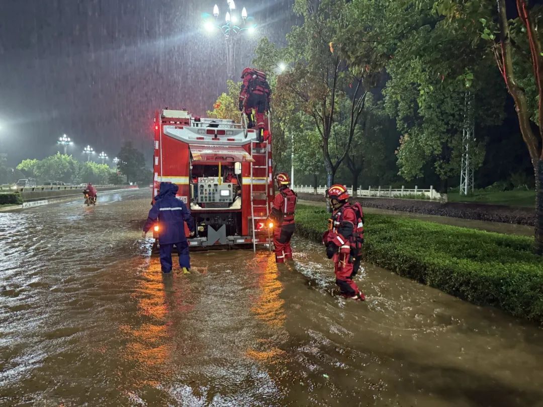 中到大雨局部暴雨、大暴雨……云南多地遭遇强降雨，消防出动抢险救援，未来几天天气→
