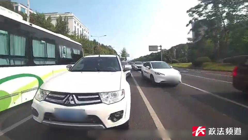 事发长沙街头，一辆白色越野车停在车流中久久不动，交警上前一看发现……