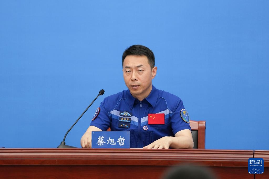 神十九航天员太空归来后首次公开亮相