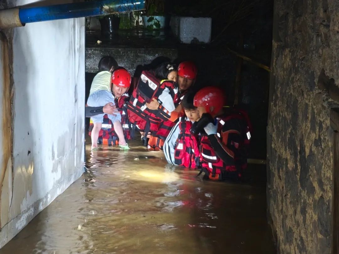 中到大雨局部暴雨、大暴雨……云南多地遭遇强降雨，消防出动抢险救援，未来几天天气→
