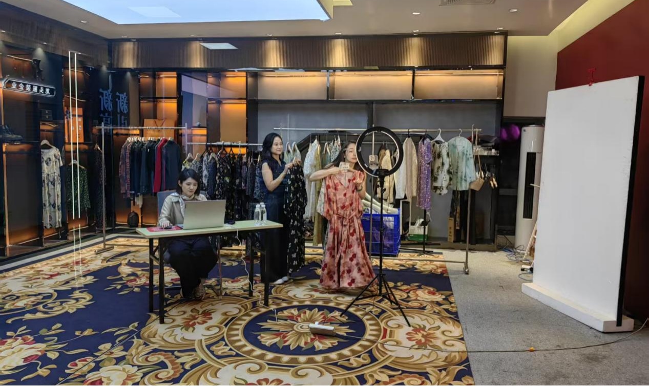 天门“智”衣“织”出全球新丝路